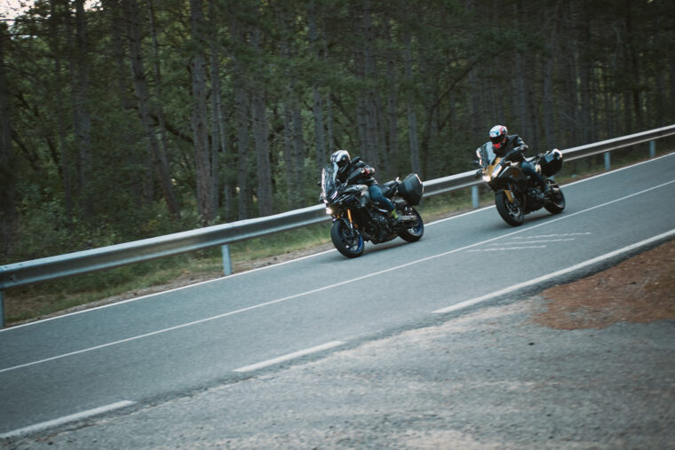 Yamaha-Tracer-9-GT-vs-BMW-F-900-XR-2021-12