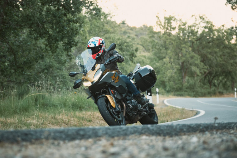 Yamaha-Tracer-9-GT-vs-BMW-F-900-XR-2021-2