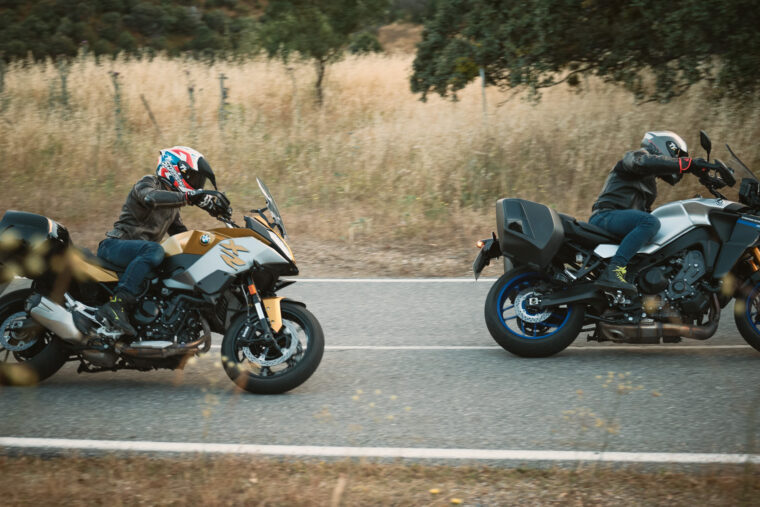 Yamaha-Tracer-9-GT-vs-BMW-F-900-XR-2021-22