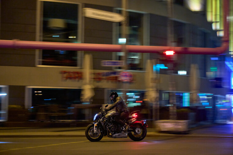 MV-Agusta-Brutale-1000-RS-2022-accion (11)