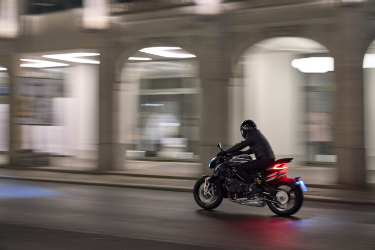 MV-Agusta-Brutale-1000-RS-2022-accion (14)