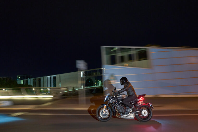 MV-Agusta-Brutale-1000-RS-2022-accion (15)