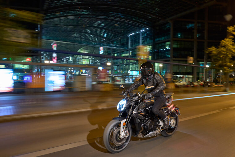 MV-Agusta-Brutale-1000-RS-2022-accion (17)