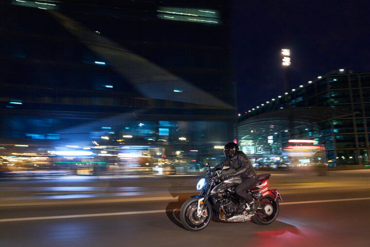 MV-Agusta-Brutale-1000-RS-2022-accion (18)