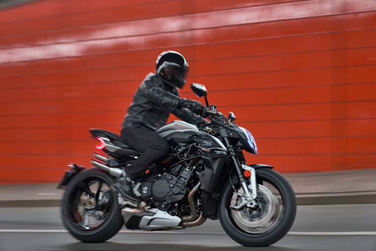 MV Agusta Brutale 1000 RS 2022 accion (19)