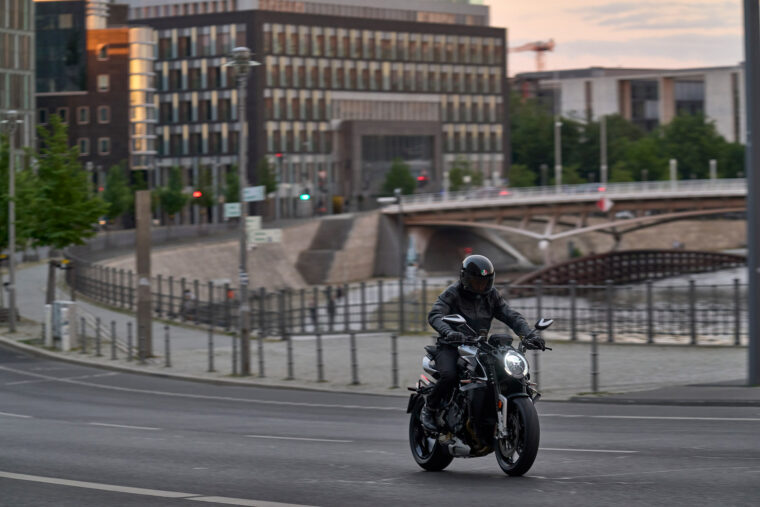 MV-Agusta-Brutale-1000-RS-2022-accion (2)