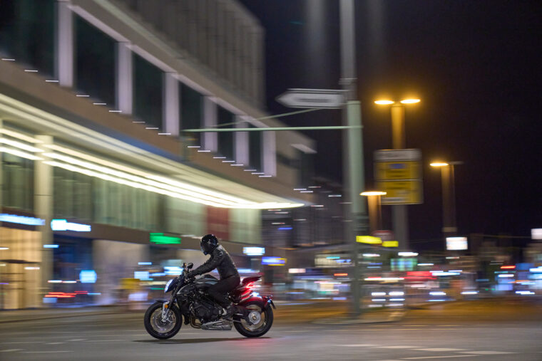 MV-Agusta-Brutale-1000-RS-2022-accion (24)