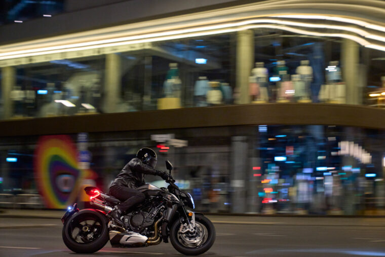 MV-Agusta-Brutale-1000-RS-2022-accion (25)