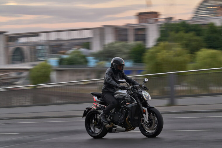 MV-Agusta-Brutale-1000-RS-2022-accion (5)