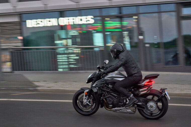 MV-Agusta-Brutale-1000-RS-2022-accion (7)