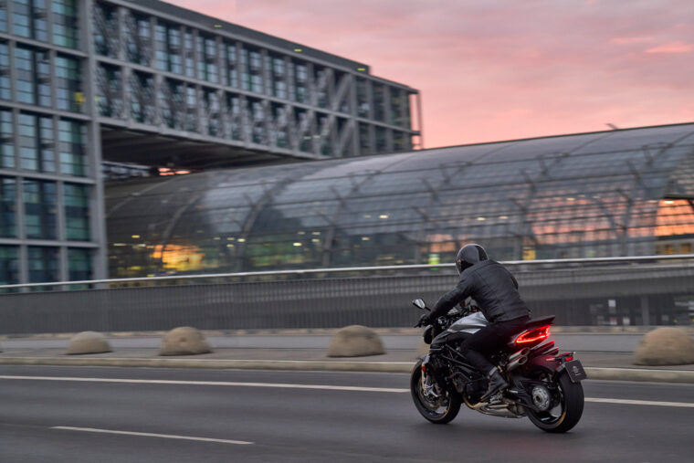 MV-Agusta-Brutale-1000-RS-2022-accion (8)