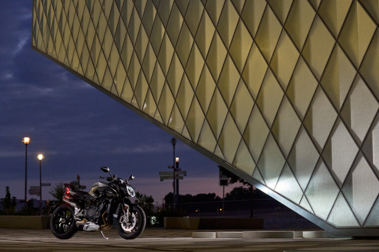 MV-Agusta-Brutale-1000-RS-2022-ambiente (15)