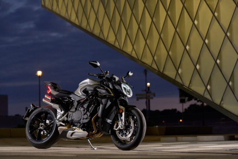 MV-Agusta-Brutale-1000-RS-2022-ambiente (17)