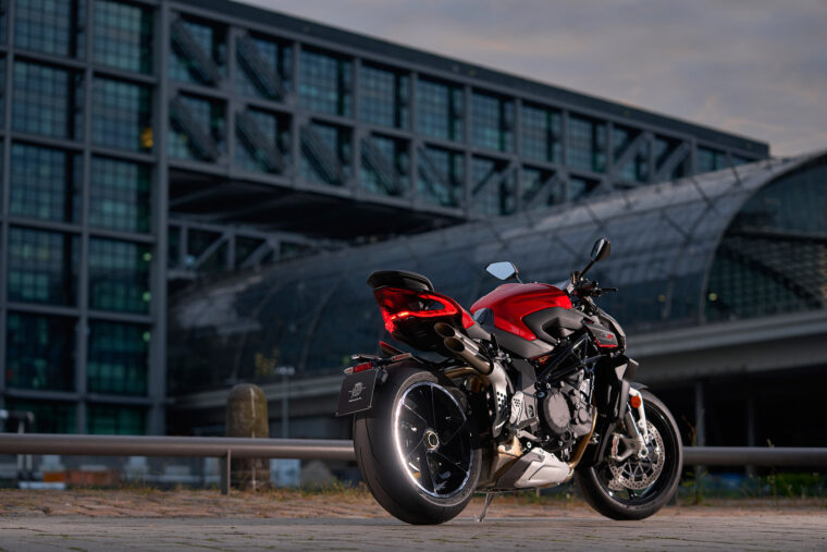 MV-Agusta-Brutale-1000-RS-2022-ambiente (4)