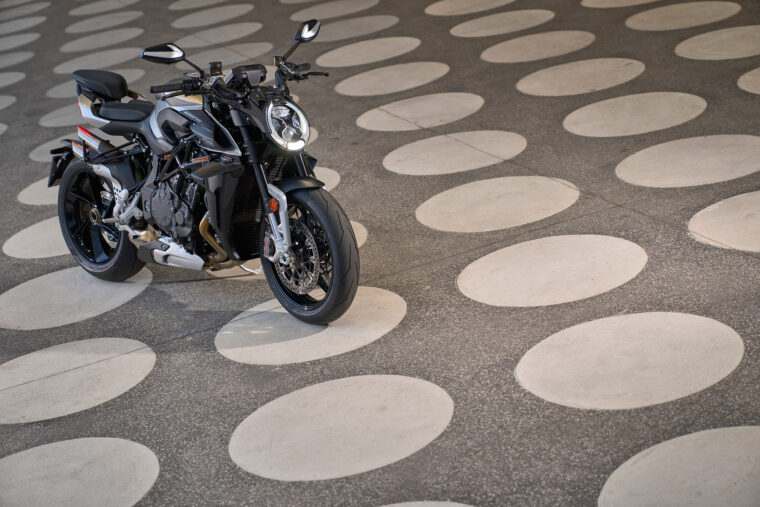 MV-Agusta-Brutale-1000-RS-2022-ambiente (9)