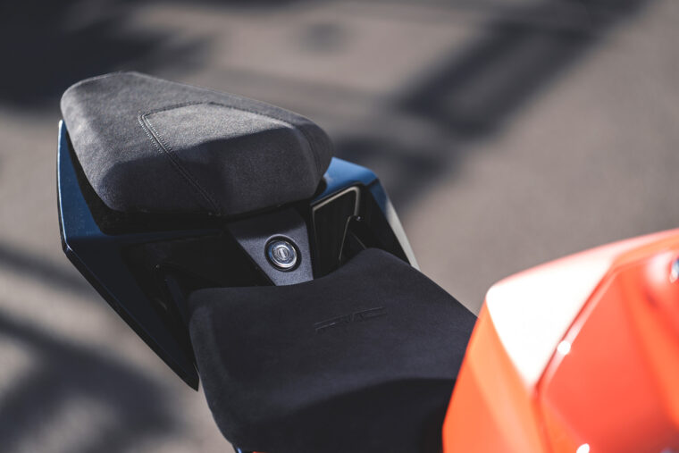 Prueba KTM RC 390 2022 Detalles - 8