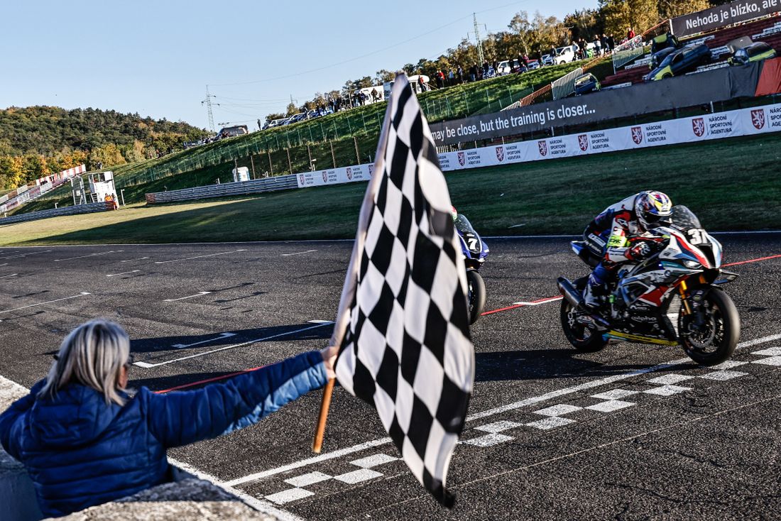 Yoshimura SERT, Campeón del Mundo de Resistencia 2021 en un final de infarto en Most 3 FIM EWC Most 2021 7