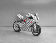 MV Agusta F3, centro de interés en una instalación artística presentada en el ComplexCon 6 MV Agusta F3 Crosby ComplexCon5