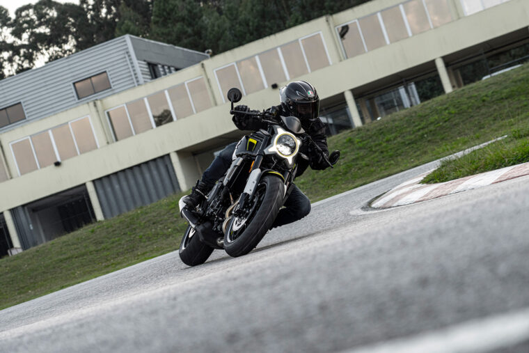 CFMoto 700 CL X Sport 2022 acción 10