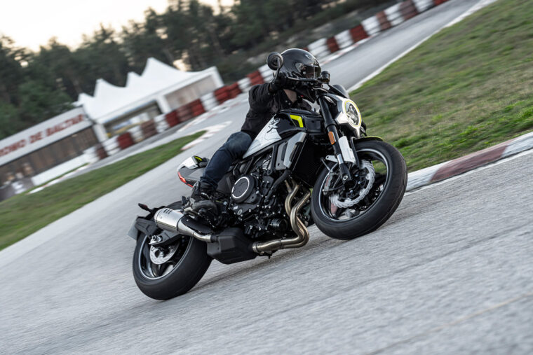 CFMoto-700-CL-X-Sport-2022-acción-13