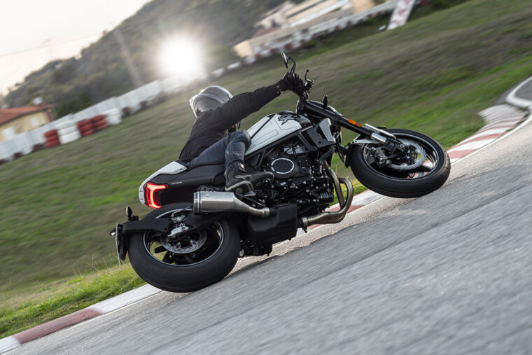 CFMoto-700-CL-X-Sport-2022-acción-14