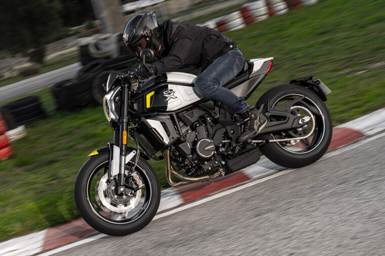 CFMoto-700-CL-X-Sport-2022-acción-5