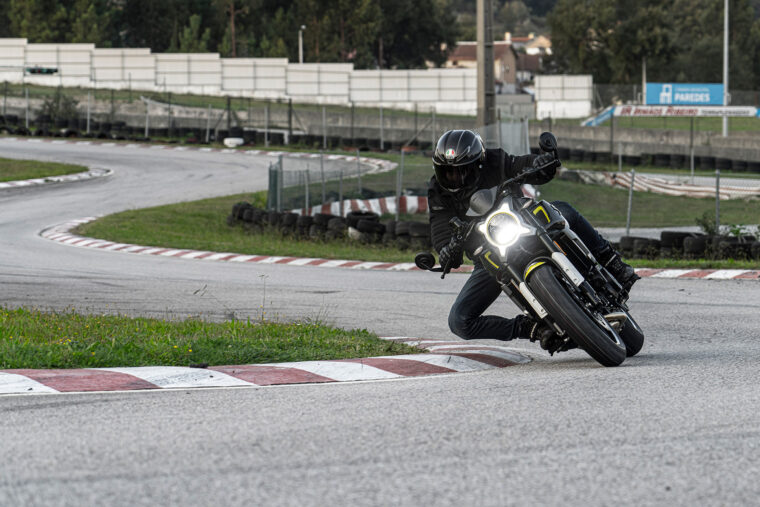 CFMoto-700-CL-X-Sport-2022-acción-6