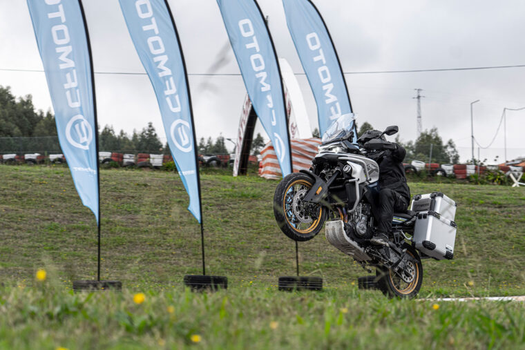 CFMoto-800-MT-2022-acción-25
