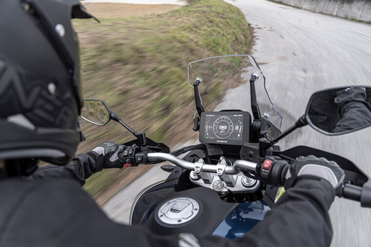 CFMoto-800-MT-2022-acción-28