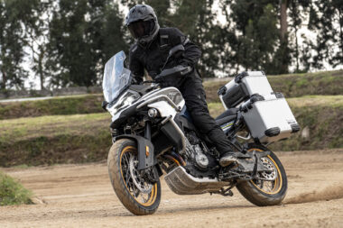 CFMoto 800 MT 2022 acción 35