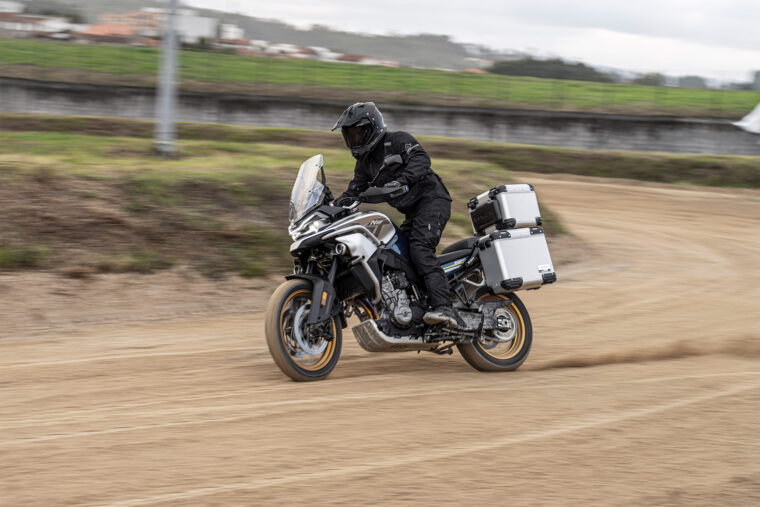 CFMoto-800-MT-2022-acción-38