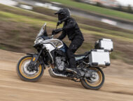 CFMoto 800 MT 2022 acción 39