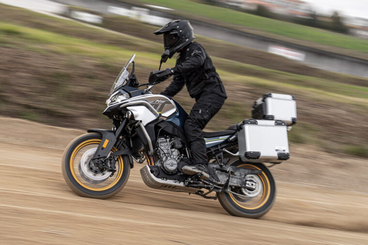 CFMoto-800-MT-2022-acción-39