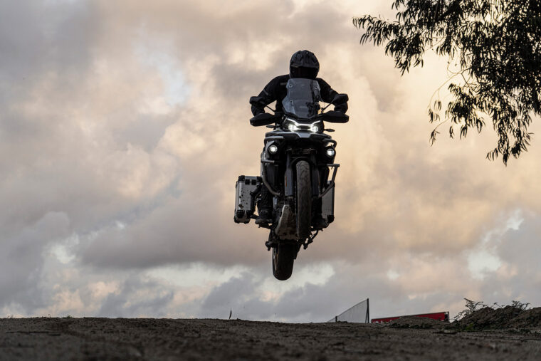 CFMoto 800 MT 2022 acción 43