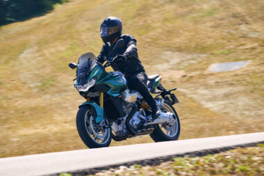 Moto Guzzi V100 Mandello 2022 dinamicas 40