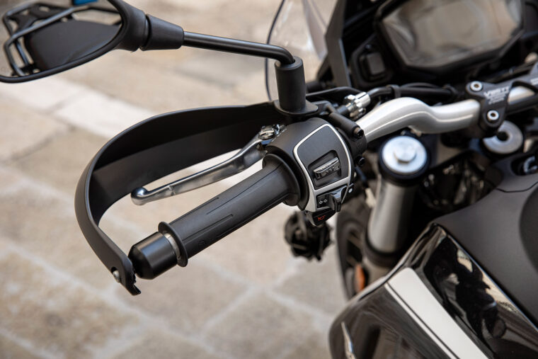 Moto-Guzzi-V85-TT-Guardia-d-Onore-2022- - 27