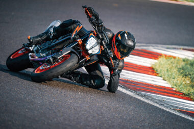KTM 890 Duke R 2022 33