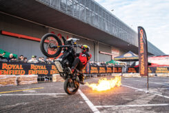 Royal Enfield y Lee Bowers: Nuevo capítulo y acrobacias 'imposibles' 17 Royal Enfield Lee Bowers stunt 47