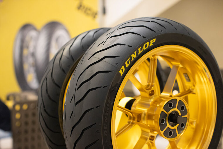 Dunlop-RoadSmart-4-IV-1