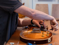 Triumph y Gibson lanzan ediciones especiales 1959 Legends con motivo solidario 28 Triumph T120 Gibson Les Paul 1959 Legends 1