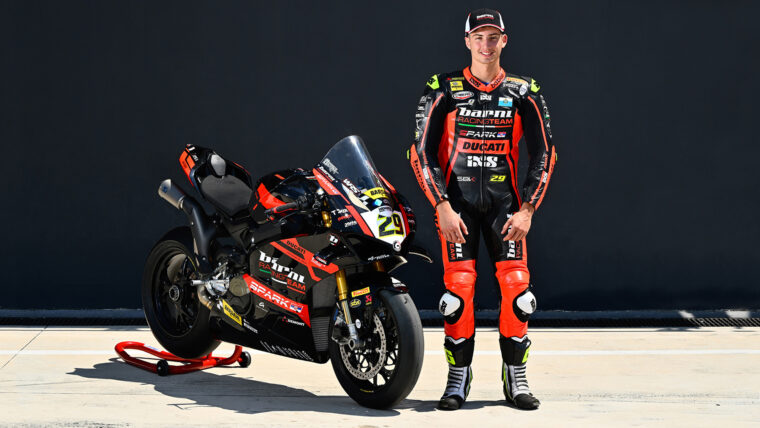 ducati-panigale-v4s-race-of-champions-2022 (10)