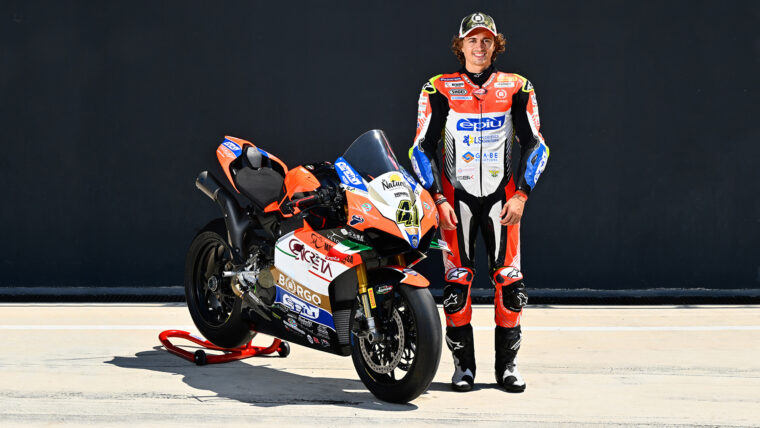 ducati-panigale-v4s-race-of-champions-2022 (11)