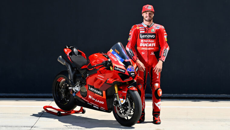 ducati-panigale-v4s-race-of-champions-2022 (12)