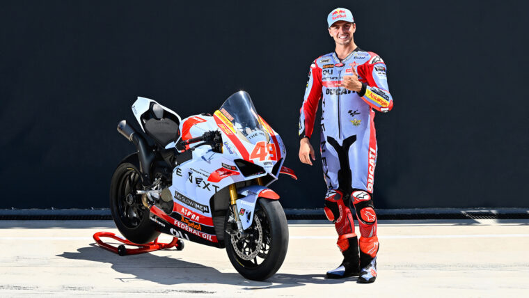 ducati-panigale-v4s-race-of-champions-2022 (13)