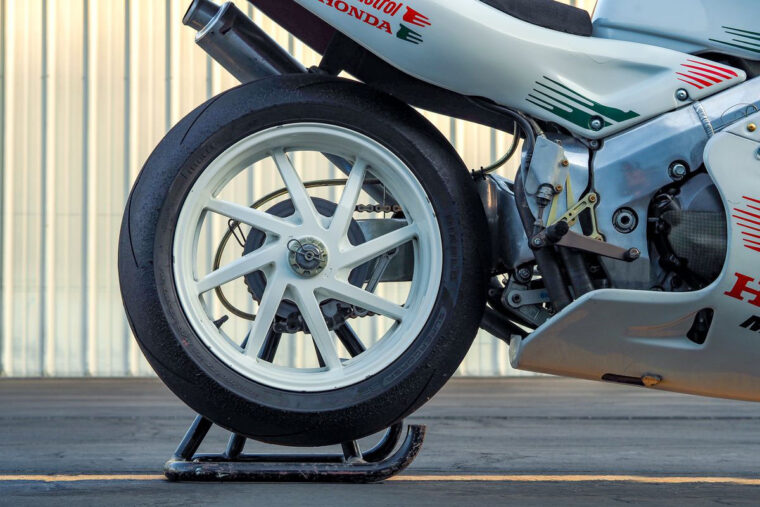 Honda-RVF750-RC45-subasta-1