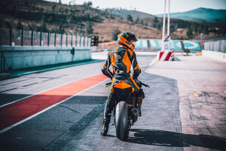 KTM-RC-8C-2023- - 17