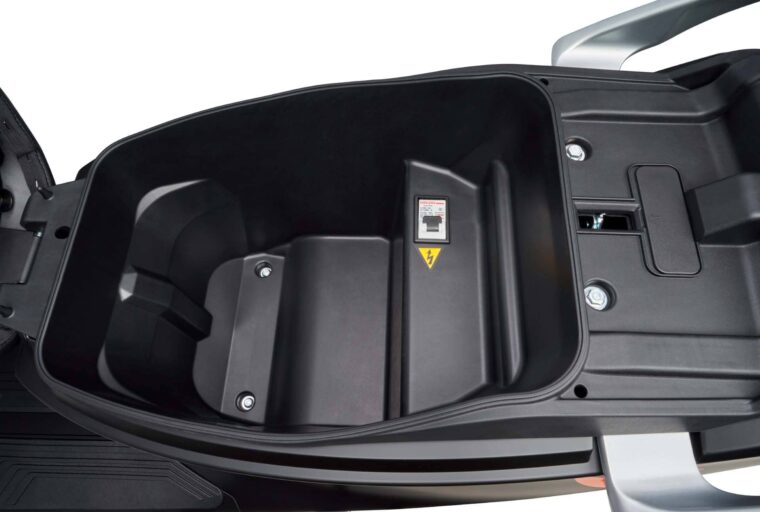 Yadea-C1s-Pro-2023-hueco-bajo-asiento