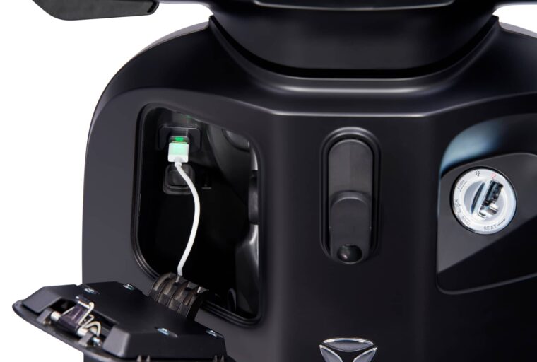 Yadea-C1s-Pro-2023-toma-carga-usb