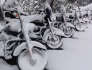 Cómo hibernar la moto y prepararla para el parón invernal 1 Moto invierno nieve