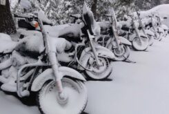 Cómo hibernar la moto y prepararla para el parón invernal 17 Moto invierno nieve